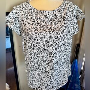 Ann Taylor Women’s Black & White Floral Short Sleeve Top Sz L
